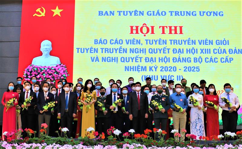 Các thí sinh nhận hoa của Ban tổ chức.