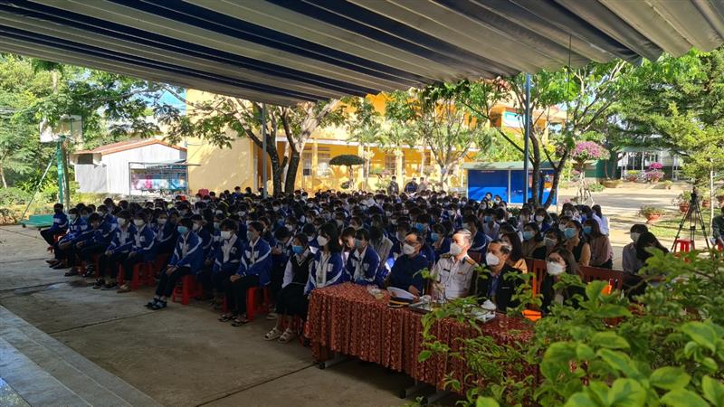 Cán bộ, giáo viên và học sinh Trường THPT Nguyễn Huệ trong một buổi học ngoại khoá nghe thông tin về Biển, Đảo Việt Nam.