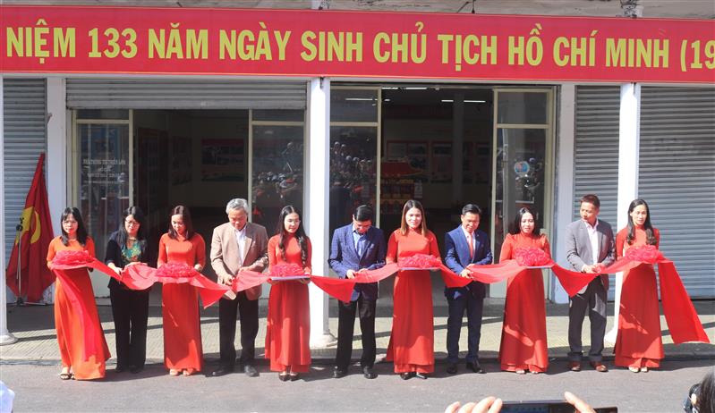 Các đại biểu cắt băng khai mạc. 