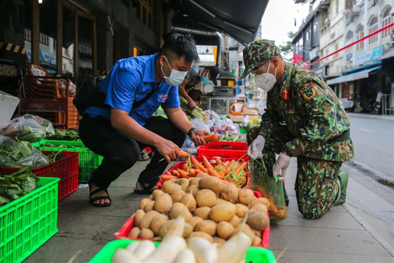 Những người lính không chỉ làm nhiệm vụ tuyên truyền, tuần tra canh gác, phân phát thực phẩm thiết yếu mà còn kiêm luôn việc đi chợ giúp người dân.