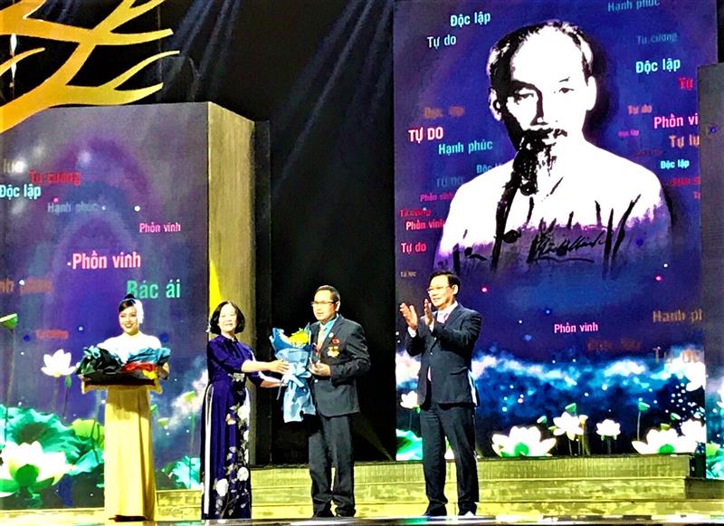 Chủ tịch Quốc hội Vương Đình Huệ, Trưởng Ban Tổ chức Trung ương Trương Thị Mai trao hoa và biểu trưng cho tập thể Đội Phòng cháy, chữa cháy-cứu nạn, cứu hộ tự quản thị trấn Lạc Dương, huyện Lạc Dương