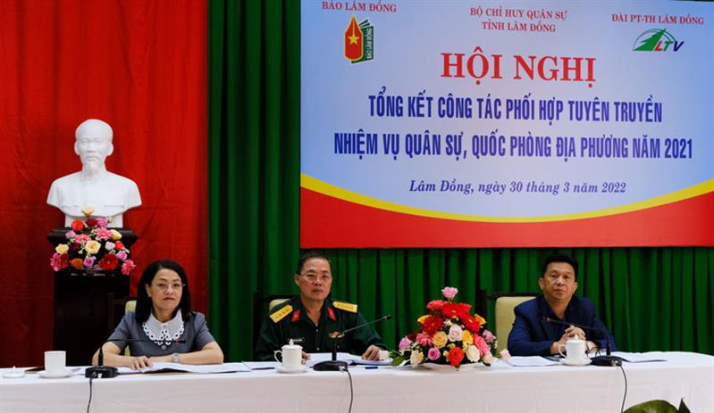 Chủ trì hội nghị
