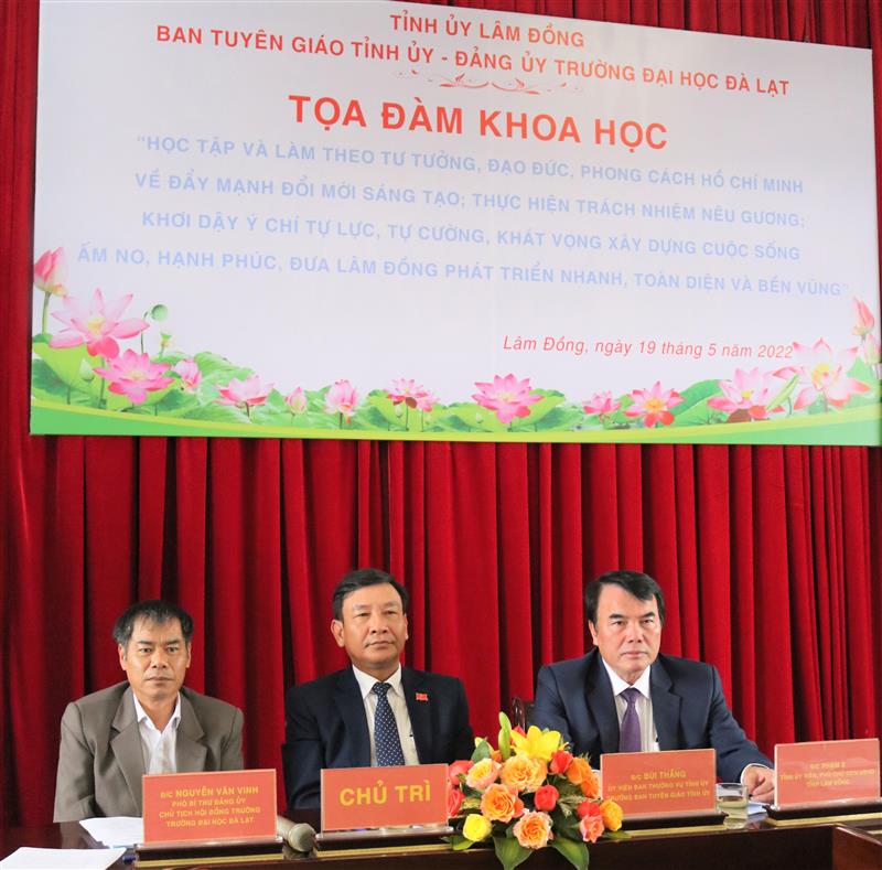 Đồng chí Bùi Thắng, Ủy viên Ban Thường vụ, Trưởng Ban Tuyên giáo Tỉnh ủy; đồng chí Phạm S, Tỉnh ủy viên, Phó Chủ tịch Ủy ban Nhân dân tỉnh; đồng chí Nguyễn Văn Vinh, Phó Bí thư Đảng ủy, Chủ tịch Hội đồng trường, Trường Đại học Đà Lạt chủ trì