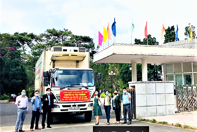 Chuyến xe yêu thương của Trường ĐH Đà Lạt đưa nông sản về TP.HCM.