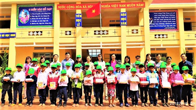 CLB thiện nguyện Hiểu được trái tim tặng quà và học bổng cho học sinh nghèo tại Trường tiểu học Phúc Thọ 3.