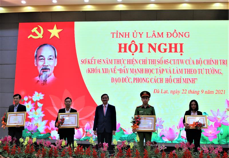 Khen thưởng các tập thể và có nhân có thành tích.