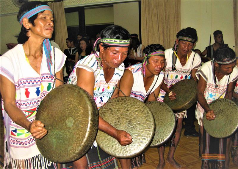 Cồng chiêng của người Mạ đang lưu  giữ và phát triển trong các lễ hội truyền thống .