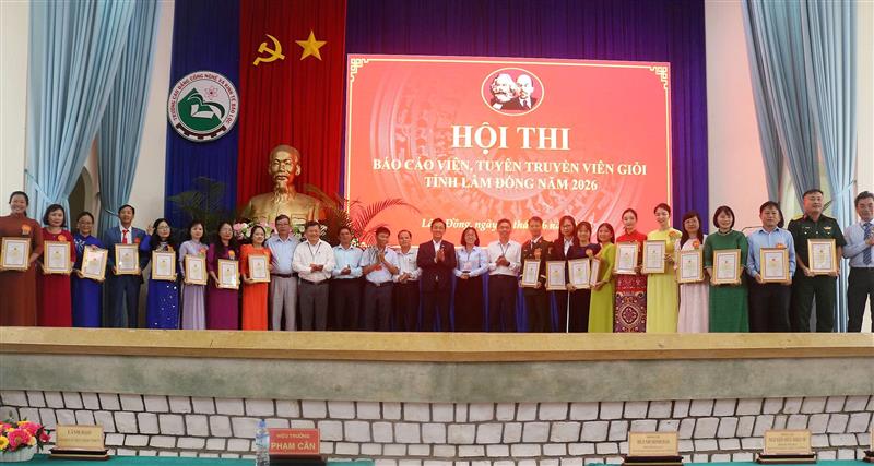 Các thí sinh chụp hình lưu niệm với Ban Tổ chức, Ban Giám khảo Hội thi vòng sơ khảo