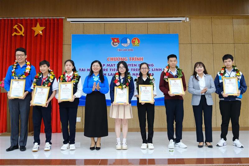 Đ.c Phạm Thị Hồng Hải, Phó ban Tuyên giáo và Dân vận Tỉnh ủy và đ.c H Hồng trao tặng vòng nguyệt quế và giấy chứng nhận cho các em đạt thành tích cao