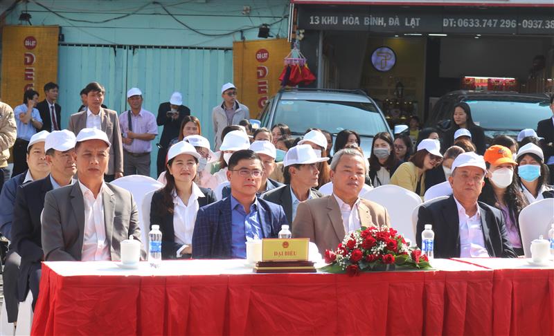 Đại biểu dự lễ.