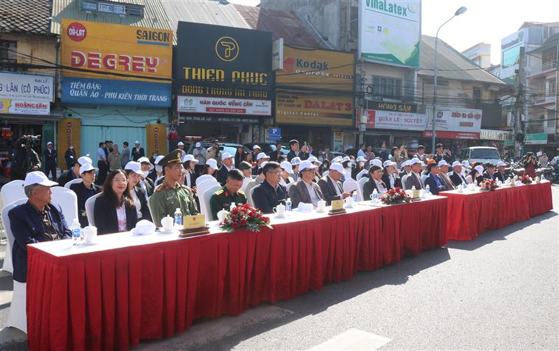 Đại biểu dự lễ.