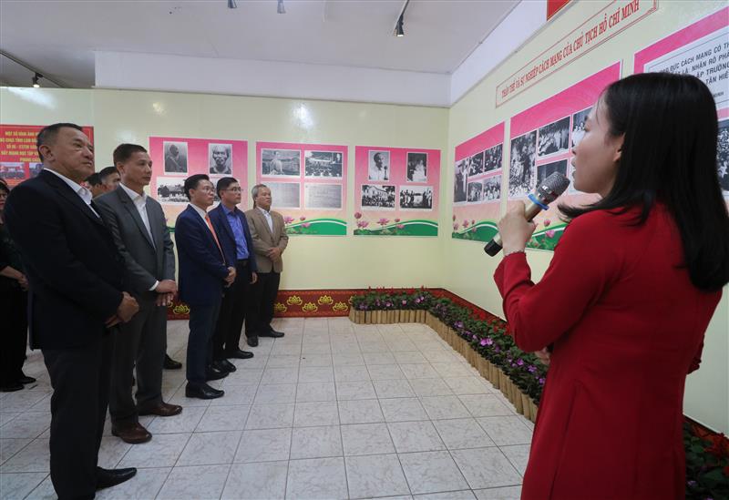  Các đại biểu tham quan triển lãm.