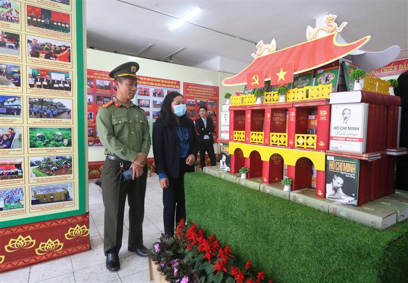  Các đại biểu tham quan triển lãm.