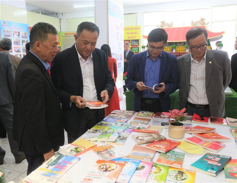  Các đại biểu tham quan triển lãm.