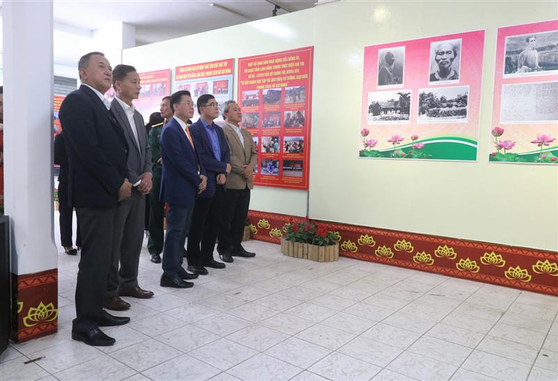  Các đại biểu tham quan triển lãm.