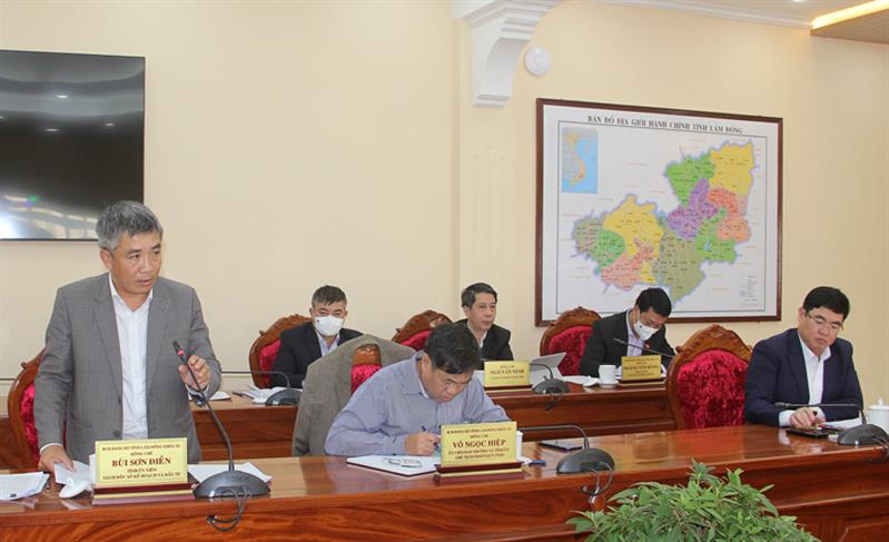 Đại biểu trình bày ý kiến tham luận tại Hội nghị