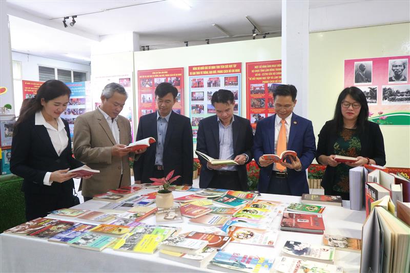 Các đại biểu tham quan triển lãm.