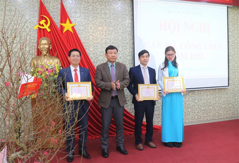 Đồng chí Bùi Thắng - Ủy viên Ban Thường vụ Tỉnh ủy, Trưởng Ban Tuyên giáo Tỉnh ủy trao danh hiệu Chiến sỹ thi đua cho các đồng chí.