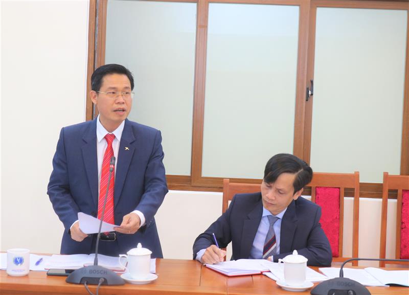 Đồng chí Trần Trung Hiếu, Bí thư Chi bộ, Phó trưởng Ban thường trực Ban Tuyên giáo Tỉnh ủy thông qua báo cáo.