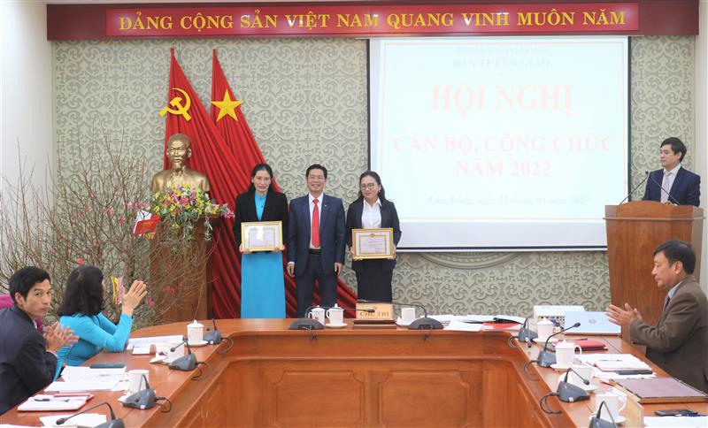 Đồng chí Trần Trung Hiếu, Bí thư Chi bộ, Phó trưởng Ban thường trực Ban Tuyên giáo Tỉnh ủy trao giấy khen cho các tập thể.