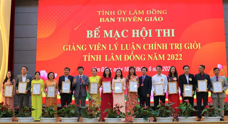 Ban Tổ chức Hội thi trao giấy chứng nhận Giảng viên đoạt loại giỏi cho 14 thí sinh