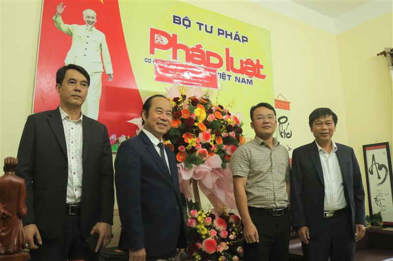Đoàn công tác tặng hoa chúc mừng VPĐD Báo Pháp Luật Việt Nam