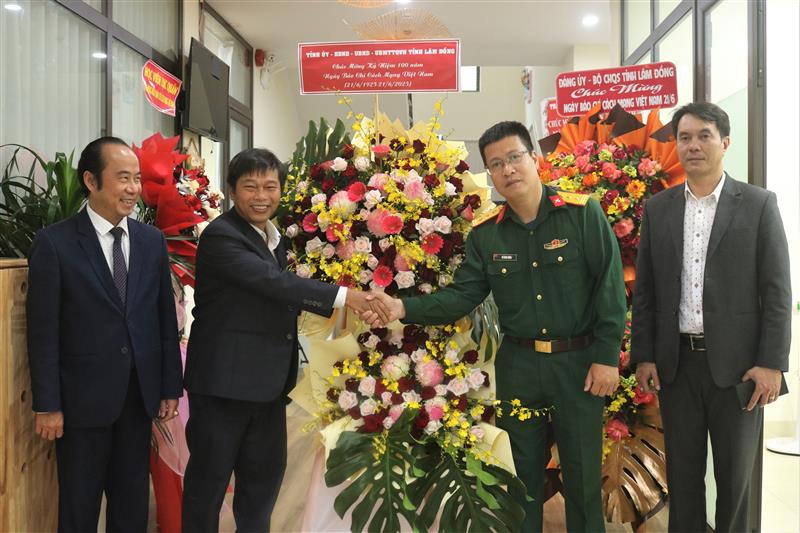 Đoàn công tác tặng hoa chúc mừng CQTT Báo Quân đội Nhân dân