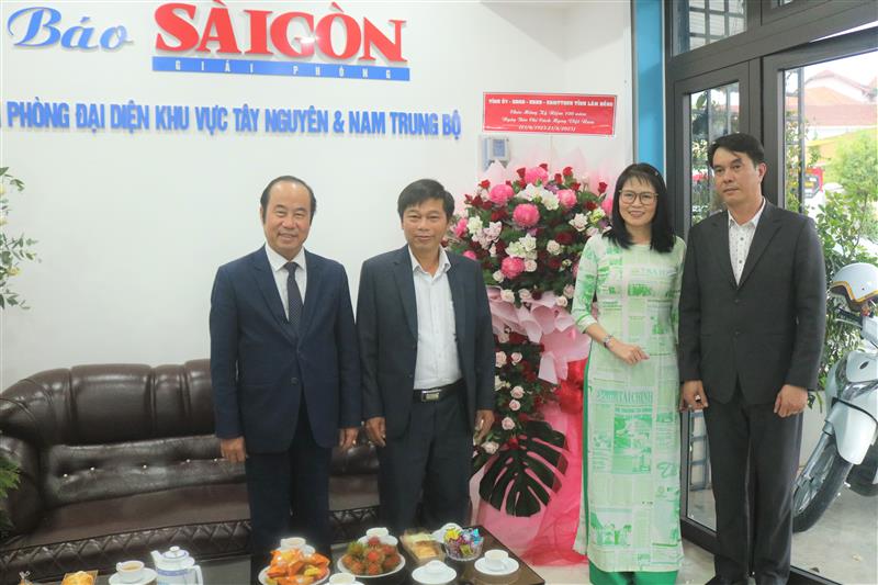 Đoàn công tác tặng hoa chúc mừng VPĐD Báo Sài gòn giải phóng