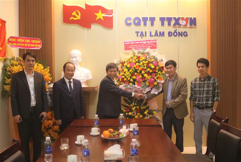 Đoàn công tác tặng hoa chúc mừng CQTT Thông tấn xã Việt Nam