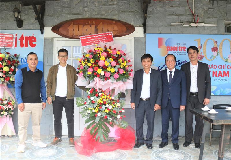 Đoàn công tác tặng hoa chúc mừng Văn phòng, nhóm phóng viên thường trú Báo Tuổi Trẻ