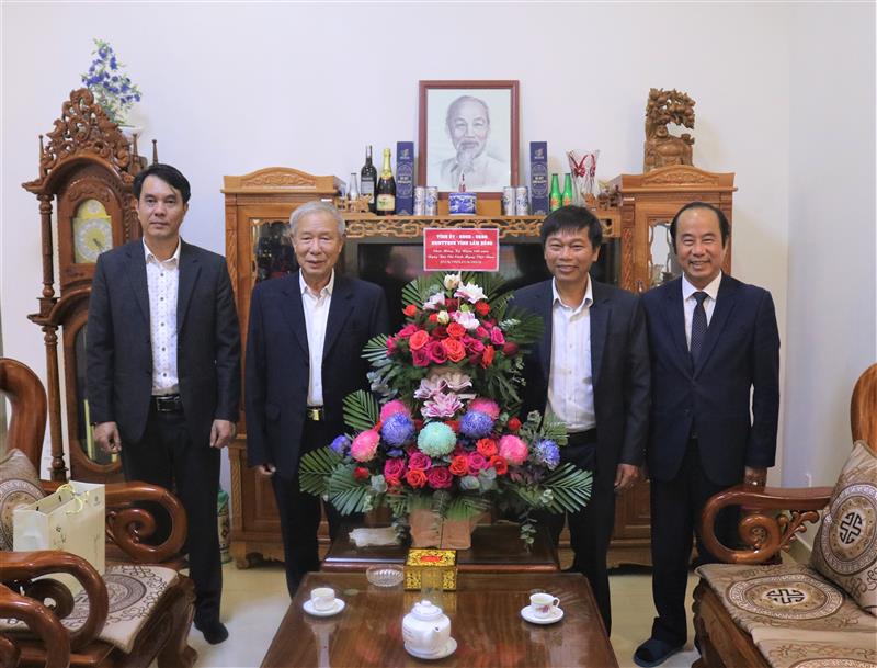 Đoàn công tác tặng hoa chúc mừng Nhà báo Nguyễn Chí Long, nguyên Tổng Biên tập Tạp chí Lan Bian