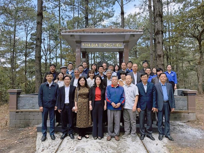 Ban Giám đốc, Lãnh đạo và công chức các phòng chức năng Sở Y tế, Lãnh đạo Sở Y tế qua các thời kỳ và đại diện chính quyền địa phương chụp ảnh lưu niệm tại Nhà bia tượng niệm.