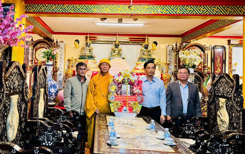 Đoàn công tác Ban Tuyên giáo và Dân vận Tỉnh ủy Lâm Đồng thăm hỏi, tặng quà tại Chùa Linh Phước, phường Xuân Trường - Đà Lạt và Hòa thượng Thích Tâm Vị - Phó Trưởng Ban Trị sự Giáo hội Phật giáo Việt Nam tỉnh, trụ trì Chùa Linh Phước