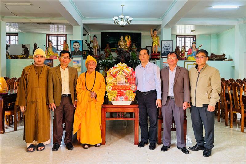 Đoàn công tác Ban Tuyên giáo và Dân vận Tỉnh ủy Lâm Đồng thăm hỏi, tặng quà tại chùa Linh Quang (Phường Cam Ly – Đà Lạt) và Hòa thượng Thích Thanh Tân - Ủy viên Hội đồng trị sự Trung ương Giáo hội Phật giáo, Phó Trưởng ban Thường trực, Trưởng ban Tăng sự Ban Trị sự Giáo hội Phật giáo Việt Nam tỉnh, trụ trì Chùa Linh Quang.
