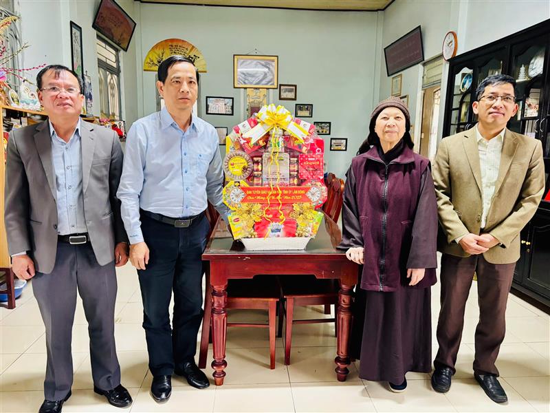 Đoàn công tác Ban Tuyên giáo và Dân vận Tỉnh ủy Lâm Đồng thăm hỏi, tặng quà tại chùa Phước Huệ (phường Xuân Hương - Đà Lạt) và Ni Trưởng Thích nữ Như Phú - Trưởng Phân ban Ni giới Ban Trị sự Giáo hội Phật giáo Việt Nam tỉnh, trụ trì Chùa Phước Huệ
