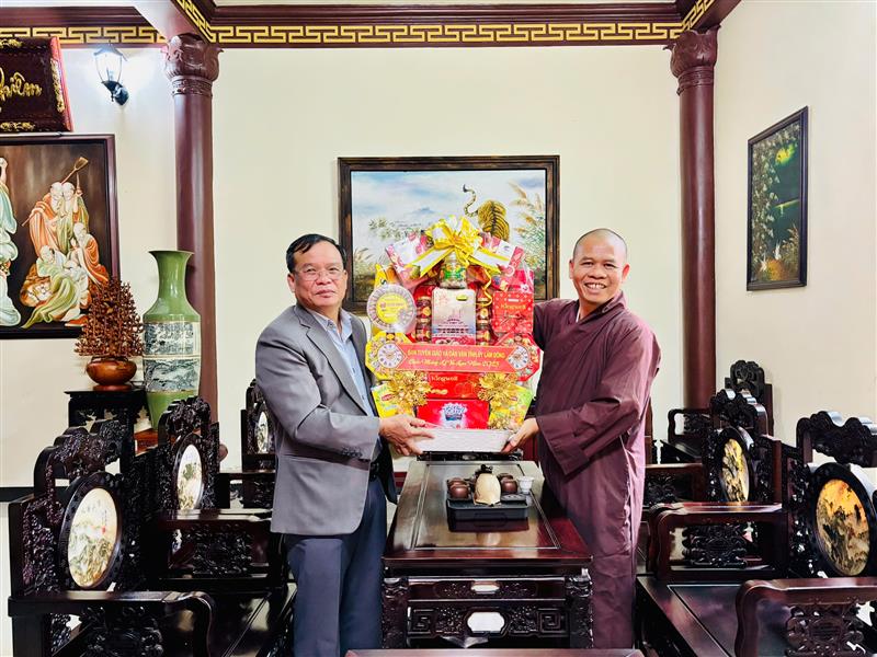 Đoàn công tác Ban Tuyên giáo và Dân vận Tỉnh ủy Lâm Đồng thăm hỏi, tặng quà tại Chùa Vạn Đức, phường Cam Ly - Đà Lạt và Thượng toạ Thích Vạn Trí - Phó Trưởng Ban Trị sự Giáo hội Phật giáo Việ t Nam tỉnh, trụ trì Chùa Vạn Đức