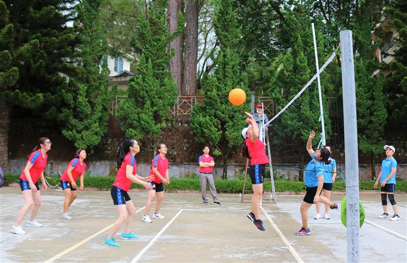 Các cầu thủ áo đỏ Ban Tuyên giáo Tỉnh ủy giao lưu giải bóng chuyền hơi Nữ