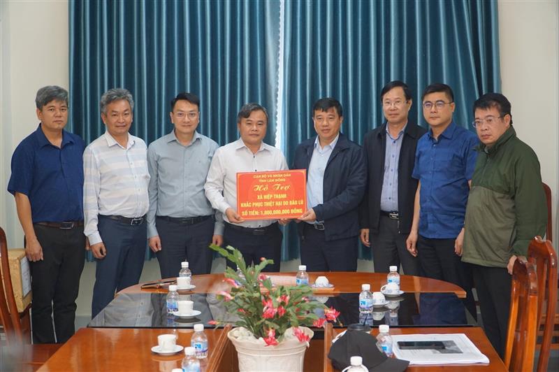 Đồng chí Bí thư Tỉnh ủy Y Thanh Hà Niê Kđăm trao 1 tỷ đồng hỗ trợ để xã Hiệp Thạnh khắc phục hậu quả do mưa lũ