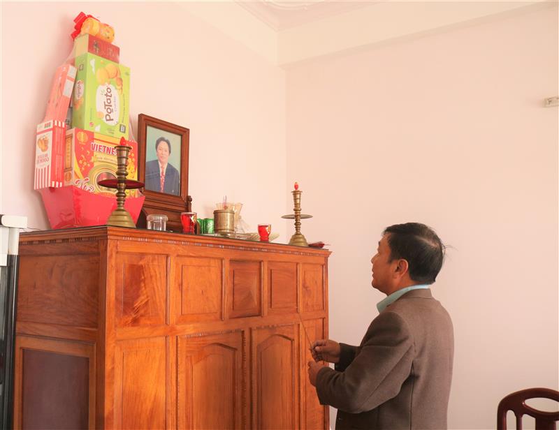 Đồng chí Bùi Thắng - Ủy viên Ban Thường vụ Tỉnh ủy, Trưởng Ban Tuyên giáo Tỉnh ủy, thay mặt Tỉnh ủy đến thăm, chúc Tết gia đình và thắp hương tưởng nhớ đồng chí Nguyễn Văn Trí.