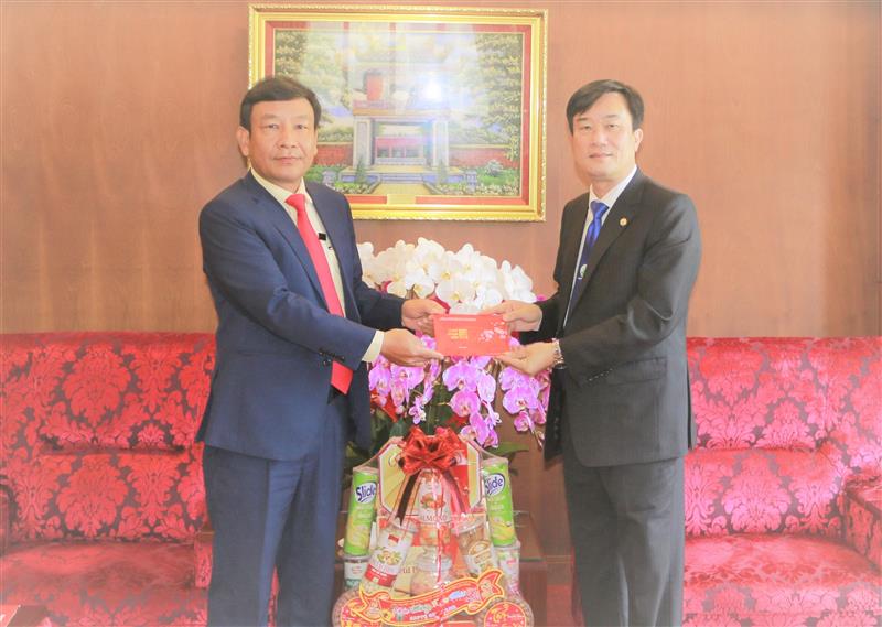 Đồng chí Bùi Thắng, Ủy viên Ban Thường vụ, Trưởng Ban Tuyên giáo Tỉnh ủy đến thăm, chúc tết Trường Đại học Đà Lạt
