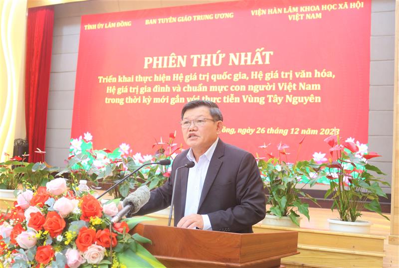 Đồng chí Nguyễn Hữu Khánh - Phó trưởng Ban Tuyên giáo Tỉnh ủy Đắk Nông trình bày tham luận “Trách nhiệm của cấp ủy, chính quyền các cấp trong xây dựng và phát triển hệ giá trị quốc gia, hệ giá trị văn hóa, hệ giá trị gia đình và chuẩn mực con người Việt Nam ở Đắk Nông trong thời kỳ mới”.