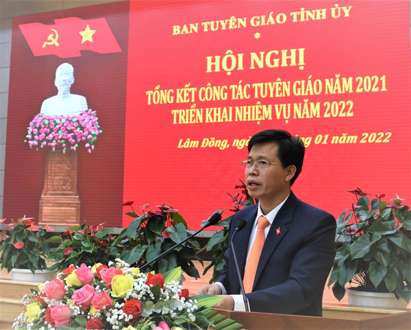 Đồng chí Trần Trung Hiếu, Phó trưởng Ban thường trực Ban Tuyên giáo Tỉnh ủy báo cáo kết quả công tác tuyên giáo năm 2021