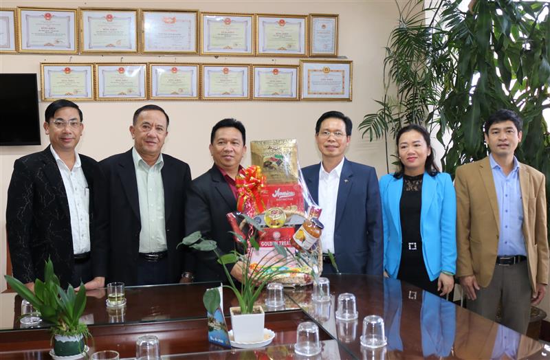 Đồng chí Trần Trung Hiếu - Phó Trưởng ban Thường trực Ban Tuyên giáo Tỉnh ủy đã đến thăm và chúc tết Đài Phát thanh và Truyền hình tỉnh.