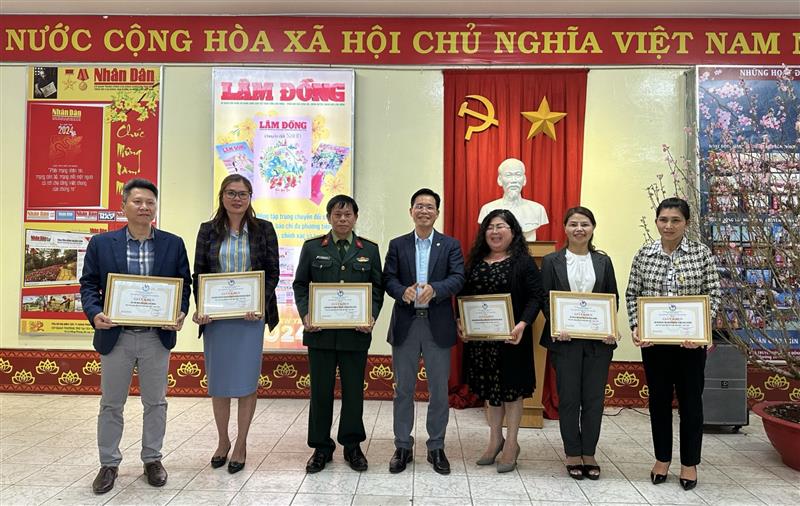 Đồng chí Trần Trung Hiếu - Phó trưởng Ban thường trực Ban Tuyên giáo Tỉnh uỷ trao giấy khen cho đại diện các đơn vị,  trong đó có đại diện Ban Tuyên giáo Tỉnh ủy (thứ hai từ trái sang)