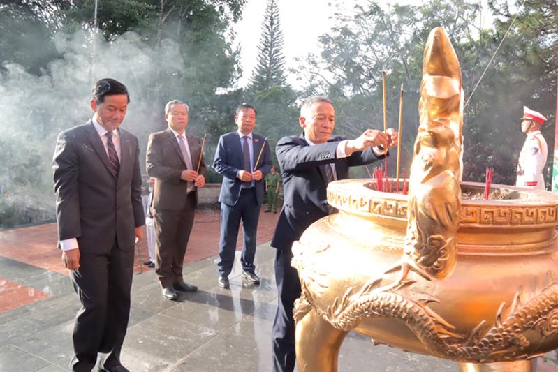 Đồng chí Trần Văn Hiệp - Phó Bí thư Tỉnh uỷ, Chủ tịch UBND tỉnh thắp hương lên đài tưởng niệm