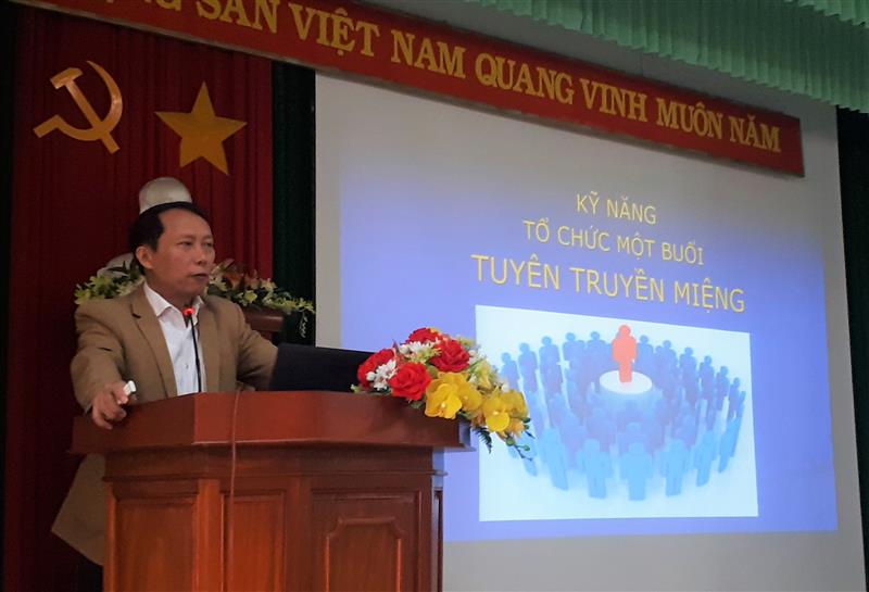 Đồng chí Văn Tiến Bằng - Trường phòng Trung tâm thông tin công tác Tuyên giáo, Ban Tuyên giáo Trung ương báo cáo chuyên đề tuyên truyền miệng.