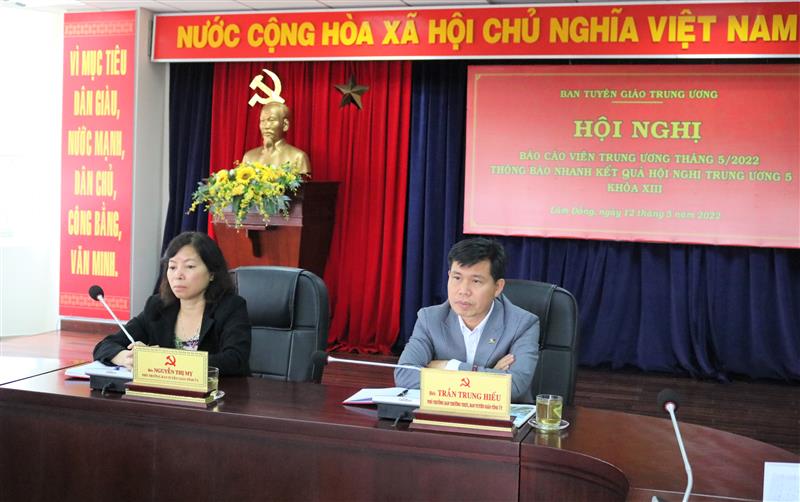 Chủ trì tại điểm cầu tỉnh Lâm Đồng có đồng chí Trần Trung Hiếu - Phó Trưởng ban Thường trực Ban Tuyên giáo Tỉnh ủy; đồng chí Nguyễn Thị Mỵ - Phó Trưởng Ban Tuyên giáo Tỉnh ủy