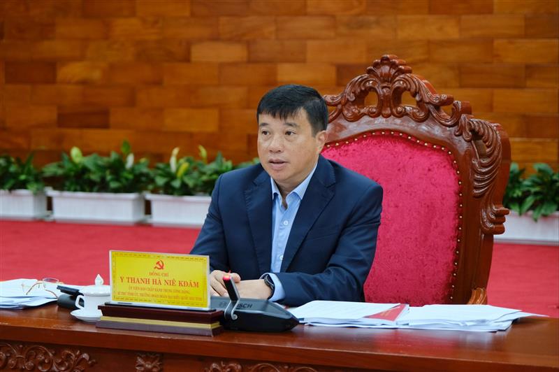 Đồng chí Y Thanh Hà Niê Kđăm, Ủy viên Ban Chấp hành Trung ương Đảng, Bí thư Tỉnh ủy, Trưởng Đoàn ĐBQH tỉnh Lâm Đồng chủ trì Hội nghị.