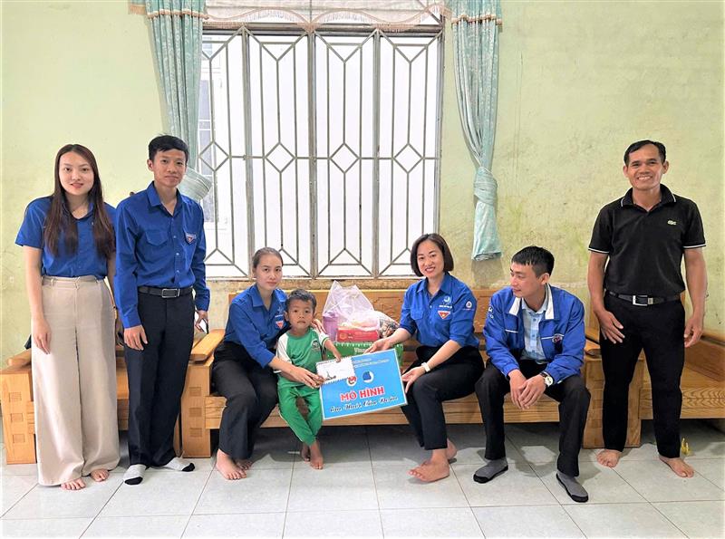 Thành Đoàn Bảo Lộc trao quà cho Em nuôi của Đoàn