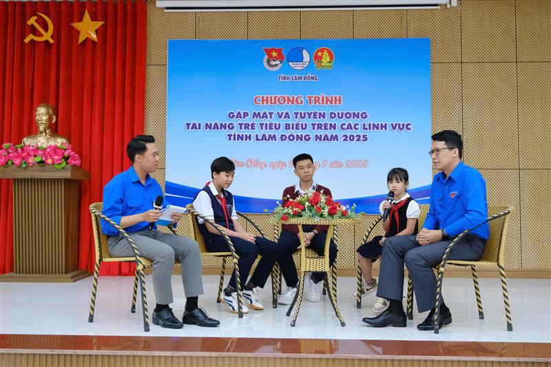 Gặp gỡ và trao đổi bí quyết để đạt được thành tích cao trong học tập và rèn luyện
